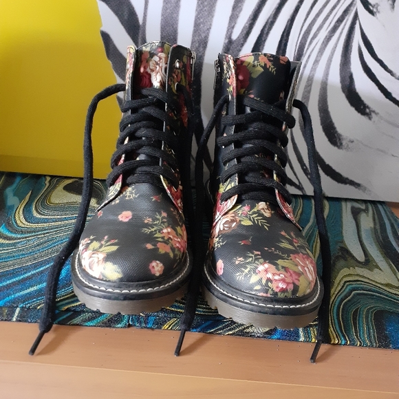 FLORAL Combat Boots - Picture 2 of 4
